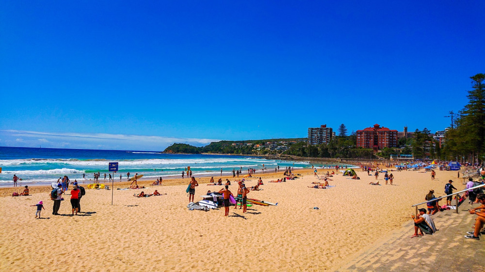5 mins drive to Manly Beach