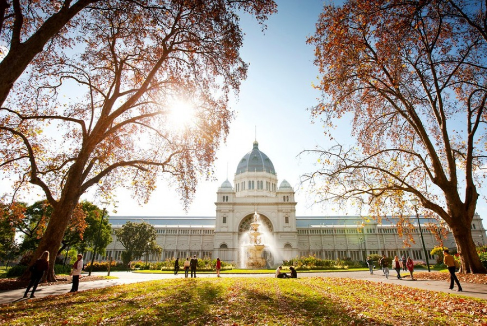 14 mins walk to Royal Exhibition Building